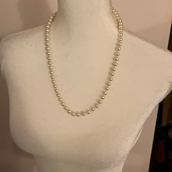 Pearls (faux), 24”, individually knotted - Picture 4 of 11